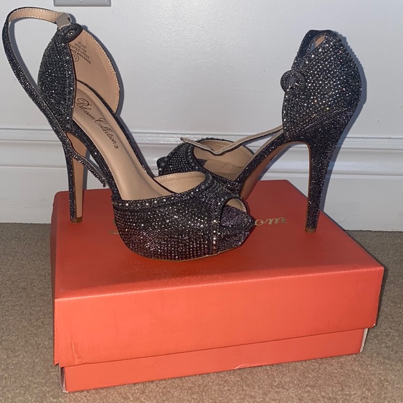 Woman heals - Picture 1 of 4